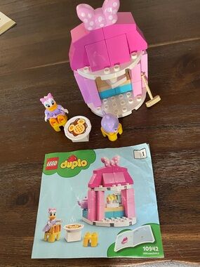 Lego Duplo Pink Bow Playhouse with Daisy & Accessories
